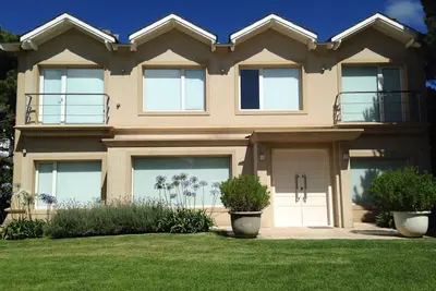 Image de Dueño alquila, casa con Piscina, à 100 mts de la mer, pour 11 personnes.