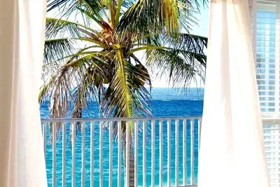 Image de Beach House conçu par l'intérieur en bord de mer, Grape Bay Beach à Paget