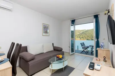 Image de Appartement d'une chambre avec la terrasse et la vue sur le mer Grebastica (Sibenik) (A-17831-b)