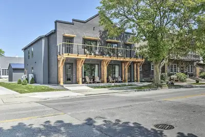 Image de Nouveau! Elkhart Lake Townhome - 3 km de route en Amérique!