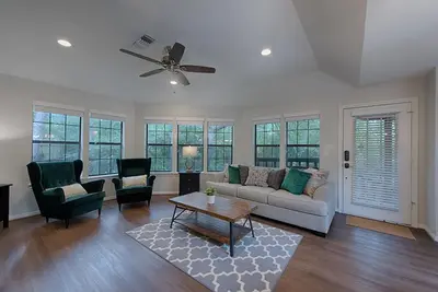 Image de L'appartement Treehouse - 4 minutes de Hughes Landing, Pavilion