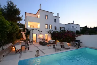 Image de Villa Spetses spectaculaire avec 5 chambres et 6 salles de bains avec vue panoramique et piscine privée
