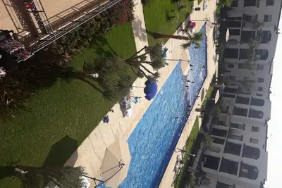 Image de Bel appartement de vacances avec vue sur piscine et mer, tout neuf.