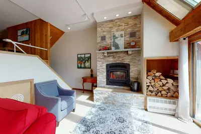 Image de Spacieuse maison de ville acceptant les chiens avec sauna privé et bain à remous partagé!