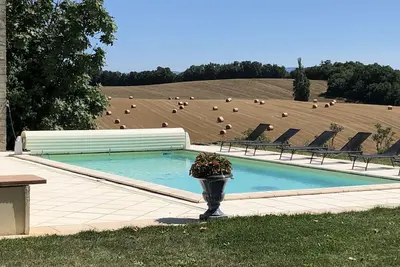 Image de Gite pour 12-14 personnes aux milieux des champs.