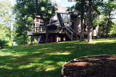 Image de Spacieux chalet Innsbrook idéal pour des week-ends calmes au bord du lac