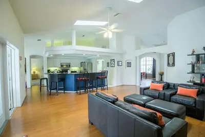 Image de Spacieuse maison moderne avec piscine, famille et voyages de golf - 4727