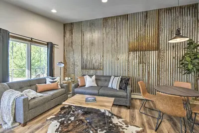 Image de Nouveau! Elkhart Lake Townhome, Ă quelques minutes de Road America!