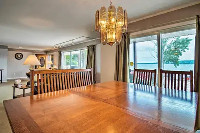 Image de Nouveau! Accueil du lac Charlevoix avec quai, marchez jusqu'à Dwtn!