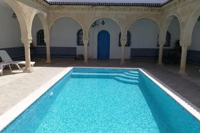 Image de Maison typique (houche) avec piscine sans vis à vis