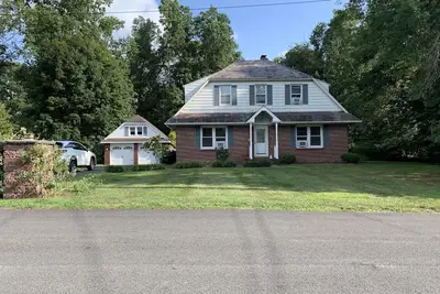 Image de Superbe maison familiale de 0, 5 acres, près de tout au cœur de Beacon Ny