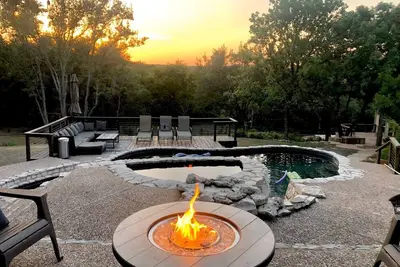 Image de Plusieurs familles / amis sur 2 hectares boisés avec piscine et spa!