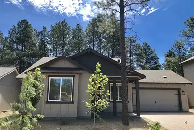 Image de Nouvelle maison zéro énergie! Central A / C! 5 minutes du centre-ville! Super cadre!