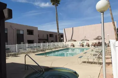 Image de Condo confortable à Chandler, unité entière pour vous avec balcon dans une communauté fermée.