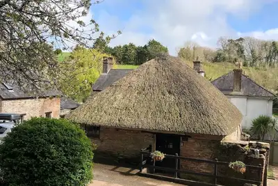 Image de Chaumière rurale idyllique avec une foule d'installations, y compris une piscine intérieure