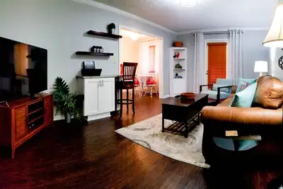 Image de Condo 1 Br - Emplacement, emplacement, emplacement! Marche facile au campus et au stade!