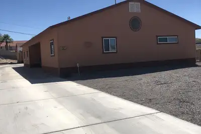 Image de Maison spacieuse près de Laughlin, du lac et de la rivière - beaucoup de stationnement