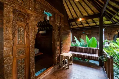 1 chalet balinais en bois près de la plage aux champignons Nusa Lembongan