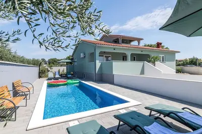Image de Villa Casa Baioco - une maison de vacances entièrement équipée avec piscine dans la petite ville de Galizana qui offre une évasion tranquille de la foule et enrichit votre expérience de vacances en Istrie.