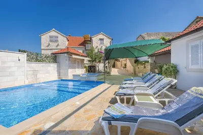 Image de Maison de vacances Škrika - Maison de trois chambres avec piscine chauffée et jacuzzi