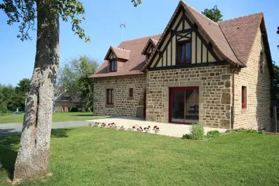 Image de Maison de charme avec grand jardin, 4 chambres, 3 salles de bain, garage, WiFi, cheminée et terrasse