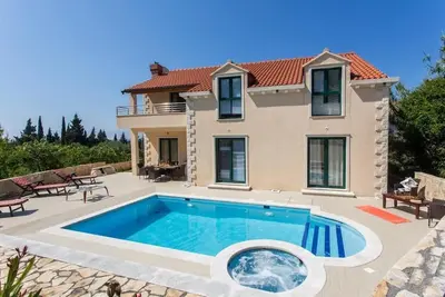 Image de Villa Avoca - Appartement 4 Chambres avec 2 Balcons et Piscine