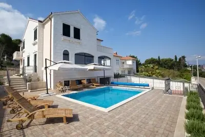 Image de Apartments Villa Grlica - Appartement 1 Chambre avec Terrasse et Vue sur la Mer (A1)