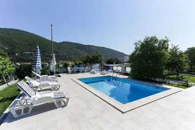 Villa Celenca - Appartement 2 Chambres avec Terrasse et Vue sur la Piscine - A1
