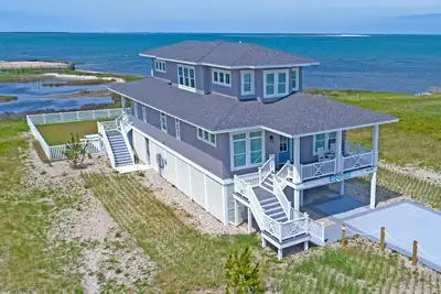 Image de Soundside Hatteras moderne Bungalow-ascenseur, piscine, piscine pour enfants, Tiki Bar, HotTub