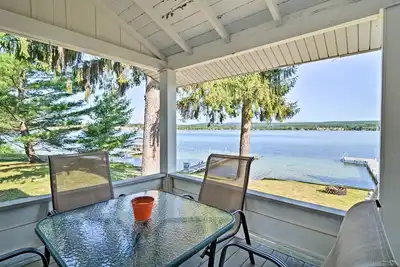 Image de Nouveau! Petoskey Waterfront Cottage w / Deck + Grill!