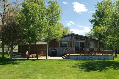 Image de Maison rustique unique confortable avec toutes les nouvelles commodités et une cour clôturée incroyable.