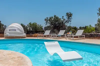 Image de Villa de plage avec piscine privée - entourée d'un grand jardin verdoyant et paisible