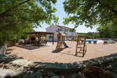 Image de Villa de luxe avec piscine entourée d'une nature magnifique et d'une grande aire de jeux pour enfants