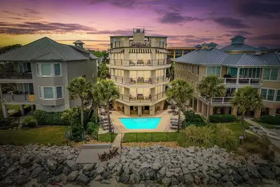 Image de Vues spectaculaires de cette maison en bord de mer. Caractéristiques Piscine et terrasse sur le toit!