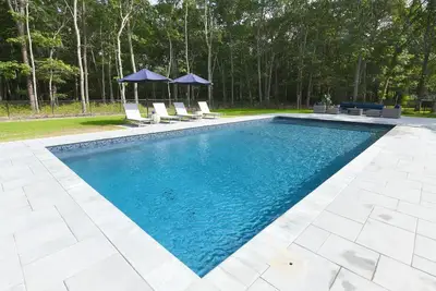 Image de Charmant Westhampton 4 chambres et toute nouvelle piscine et bain à remous! !