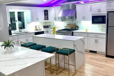 Image de Maison de luxe à quelques minutes du centre-ville, du casino et de l'université Tufts