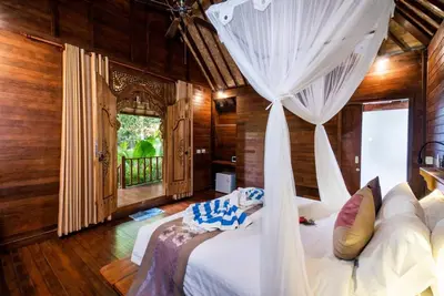 1 chalet balinais en bois près de la plage aux champignons Nusa Lembongan