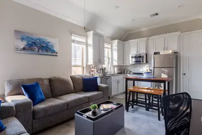 Image de Nouvelle construction, appartement d'invité privé avec lit king! et criant Internet rapide!