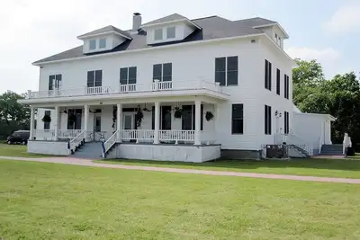Image de Hôtel historique de 3 étages et 12 chambres dans un ranch historique au bord de la rivière Guadalupe