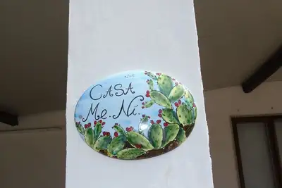 Image de Belle maison avec piscine, parking privé, air conditionné, femme.