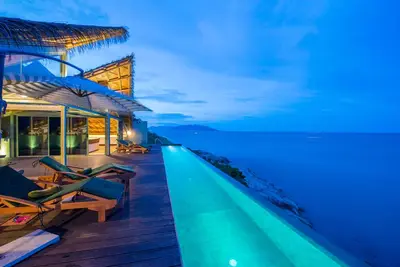 Image de Villa de falaise spectaculaire avec jacuzzi et vue imprenable sur la mer à 180 °