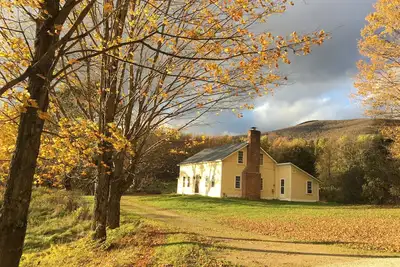 Image de The Yellow Farmhouse (15 km de Killington K-1 Lodge et à 5 km de Pico)
