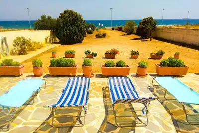 Image de Villa front de mer proche de l'aéroport d'Athènes et du port de Rafina