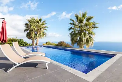 Blue House sans fin vue sur l'océan avec une immense piscine