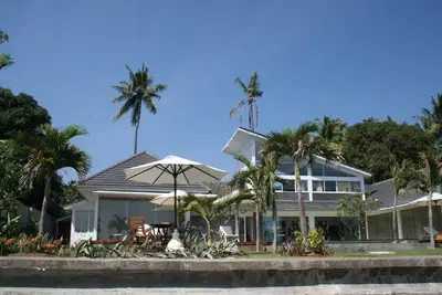 Image de villa neuve très luxueuse de 4 chambres directement sur la mer