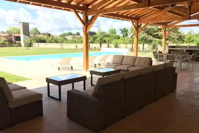 Image de Manoir rénové / Maison de Maître avec grande piscine d'eau salée chauffée