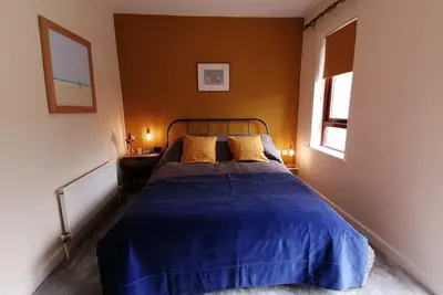 Image de Spacieux, lumineux et confortable appartement de 2 chambres situé à seulement 10 minutes à pied des magnifiques plages et à quelques minutes à pied de la ville préservée de Malahide.