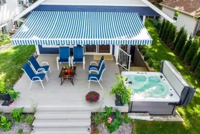 Image de Chalet confortable récemment rénové avec de magnifiques couchers de soleil, foyer, bain à remous, kayaks.