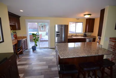 Image de Très privé 3 br près de Old Mill. Jacuzzi!