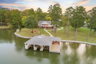 Image de Amazing Waterfront Park Comme cadre - 180 ° Vues du lac Hyco et couchers de soleil